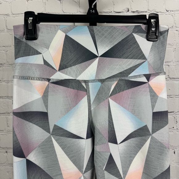 Evolution and Creation Geometric Print Capri Length Leggings Size Medium - Picture 3 of 5